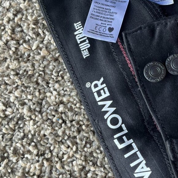 Black Wallflower Ultra Fit Mid Rise Womens 5 Long Strechy Mom Jeans - Picture 2 of 7